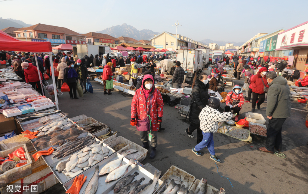 青岛：春节临近 大集年货商品琳琅满目