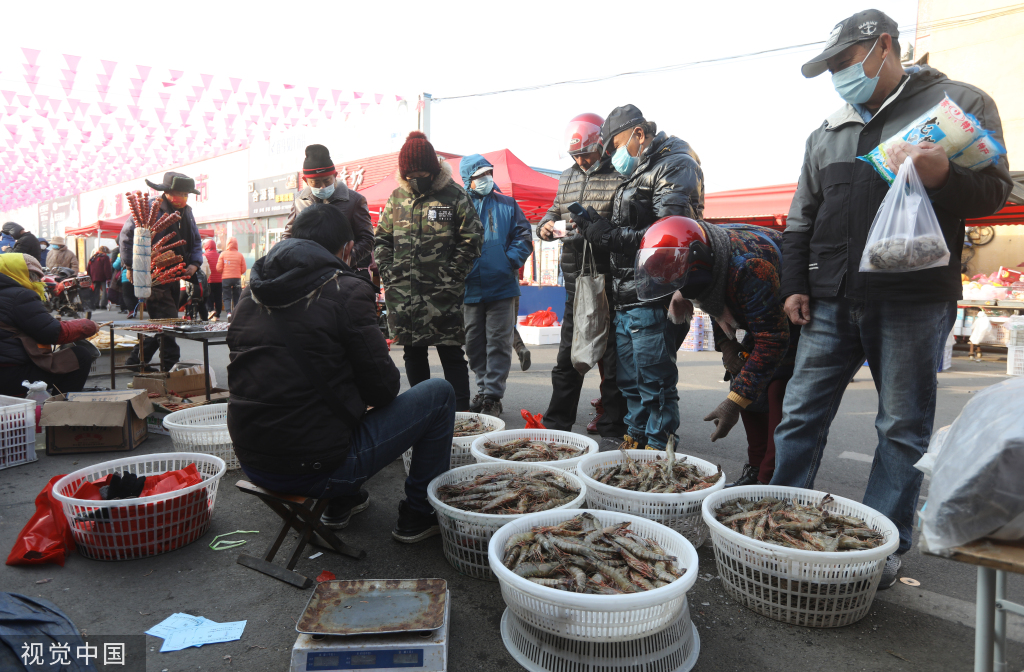 青岛：春节临近 大集年货商品琳琅满目