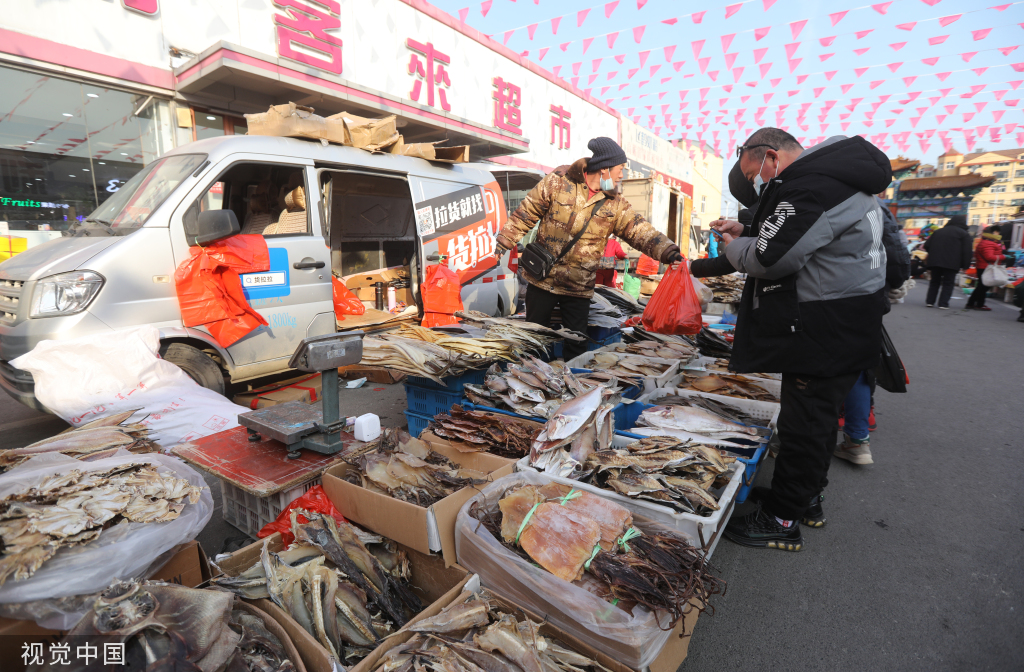 青岛：春节临近 大集年货商品琳琅满目