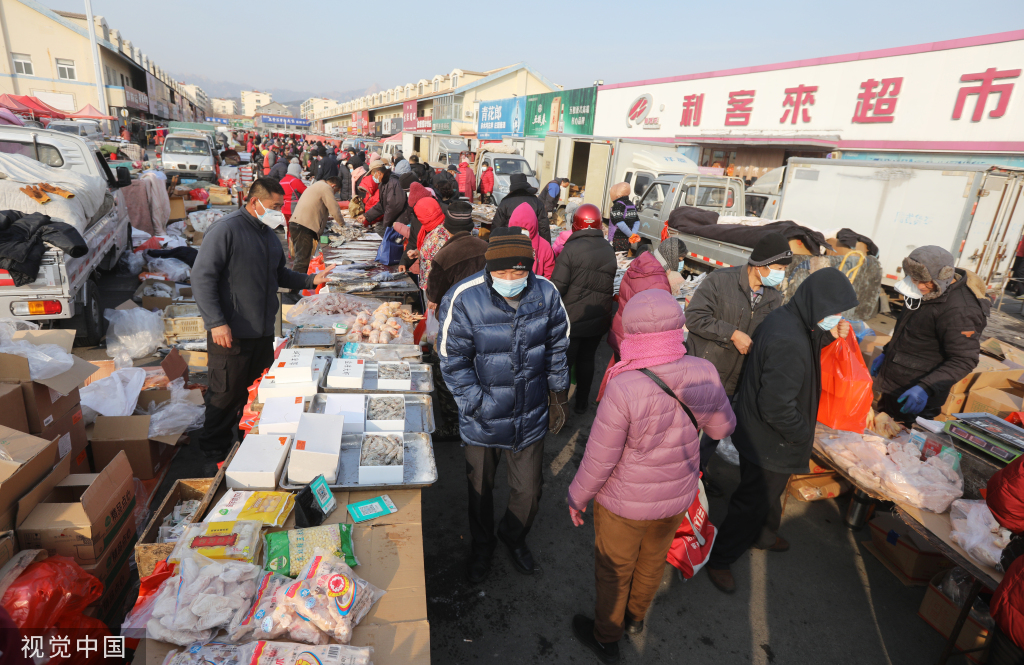 青岛春节临近大集年货商品琳琅满目