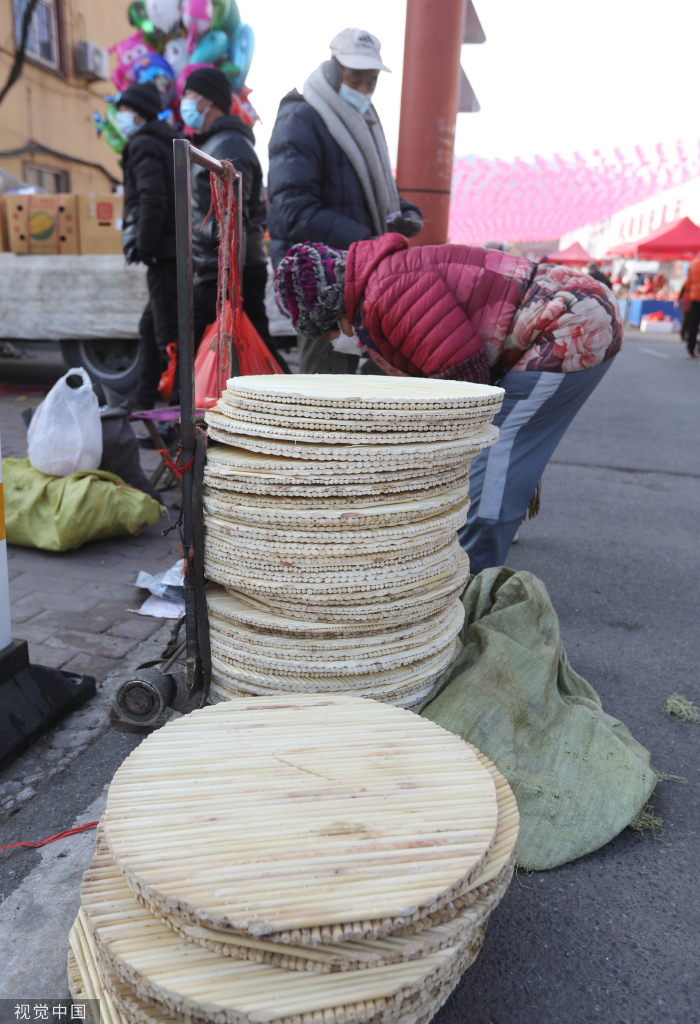 青岛：春节临近 大集年货商品琳琅满目