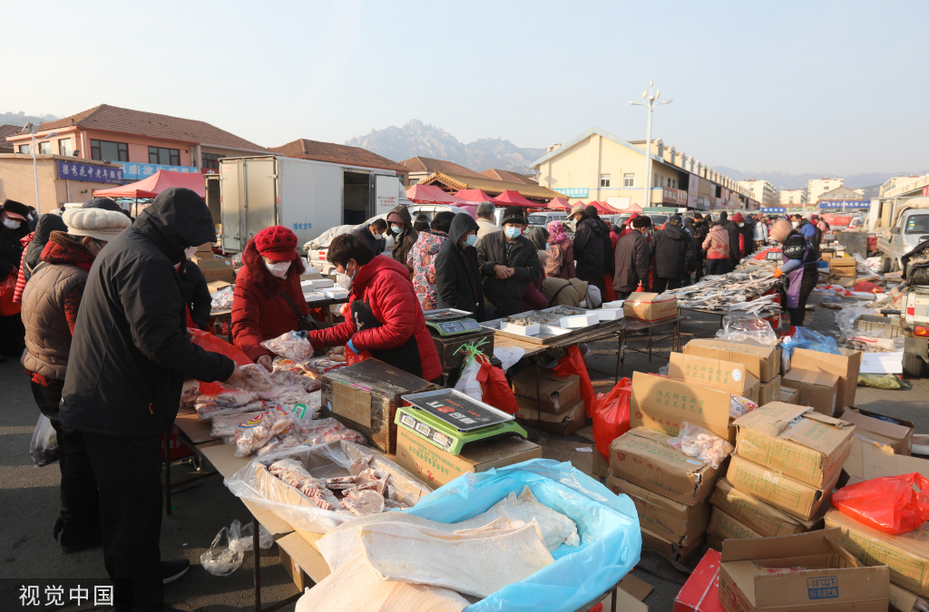 青岛：春节临近 大集年货商品琳琅满目