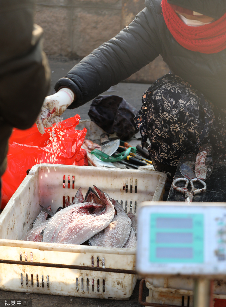 青岛：春节临近 大集年货商品琳琅满目