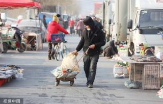 青岛：春节临近 大集年货商品琳琅满目
