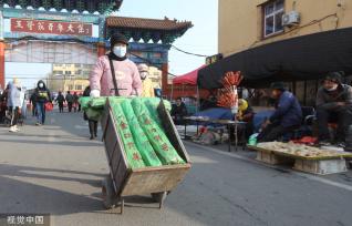 青岛：春节临近 大集年货商品琳琅满目