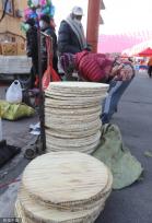 青岛：春节临近 大集年货商品琳琅满目