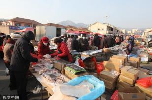 青岛：春节临近 大集年货商品琳琅满目