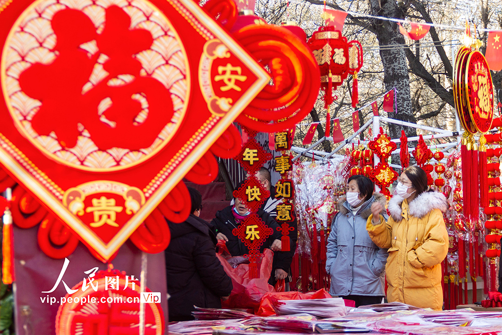 山西运城：新年饰品走俏 红红火火迎新年