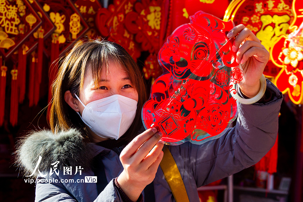 山西运城：新年饰品走俏 红红火火迎新年