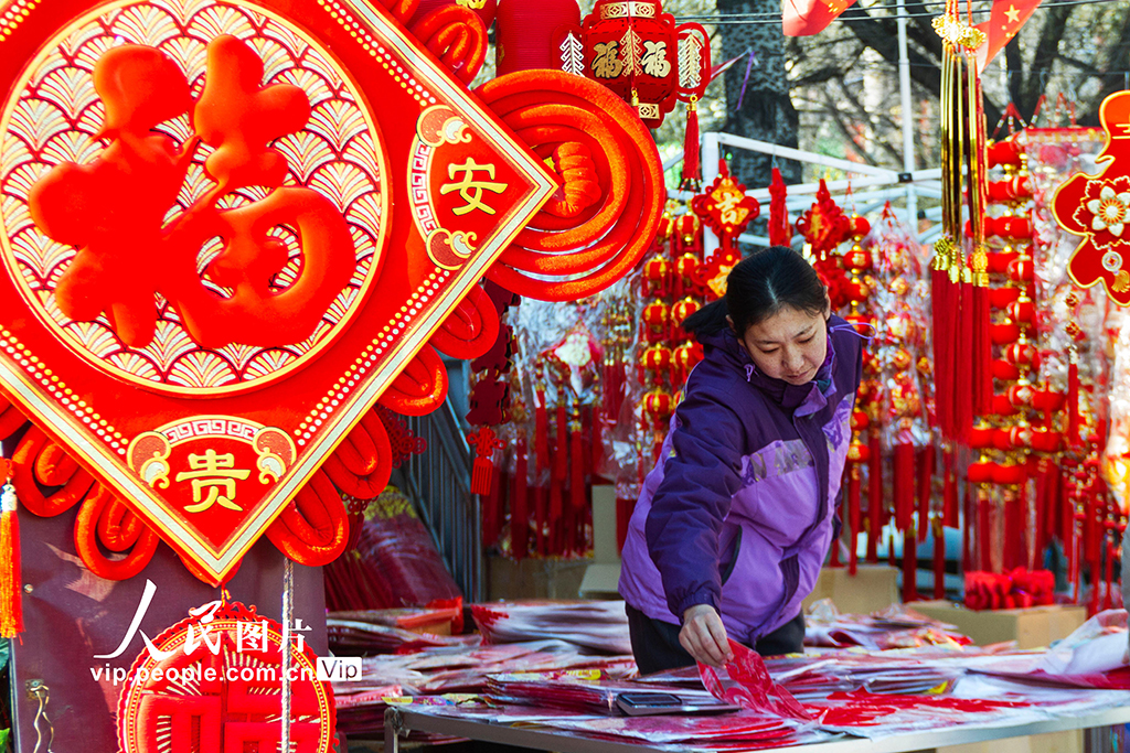 山西运城：新年饰品走俏 红红火火迎新年