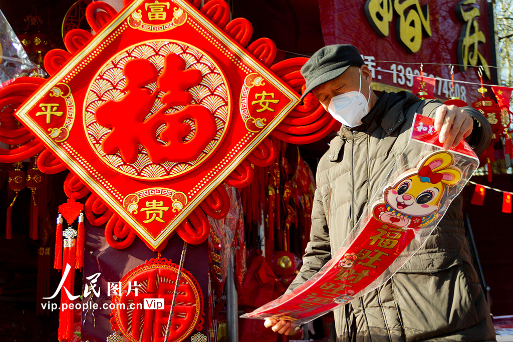 山西运城：新年饰品走俏 红红火火迎新年