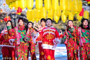 关东大院击鼓祈福 游客沈阳鸟岛体验民俗项目