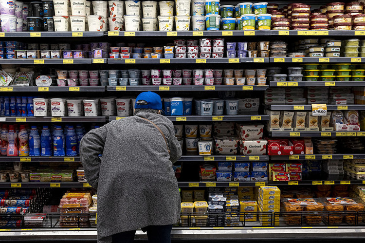美国加利福尼亚州旧金山，顾客正在当地超市内挑选商品。（图源：视觉中国）_副本.jpg