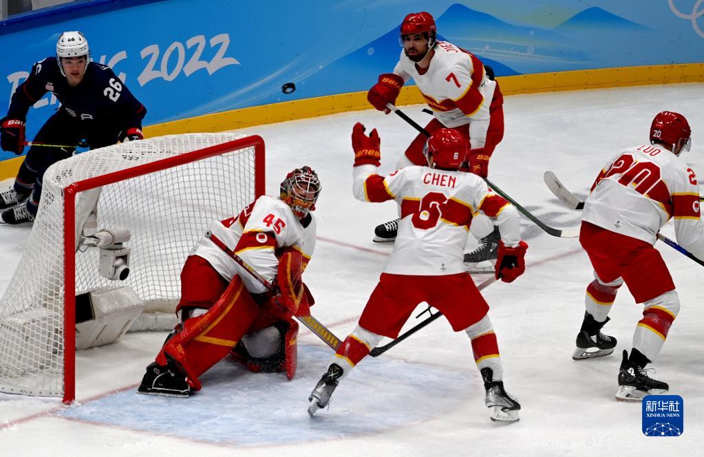 当日,在国家体育馆举行的北京2022年冬奥会男子冰球小组赛中,中国队以