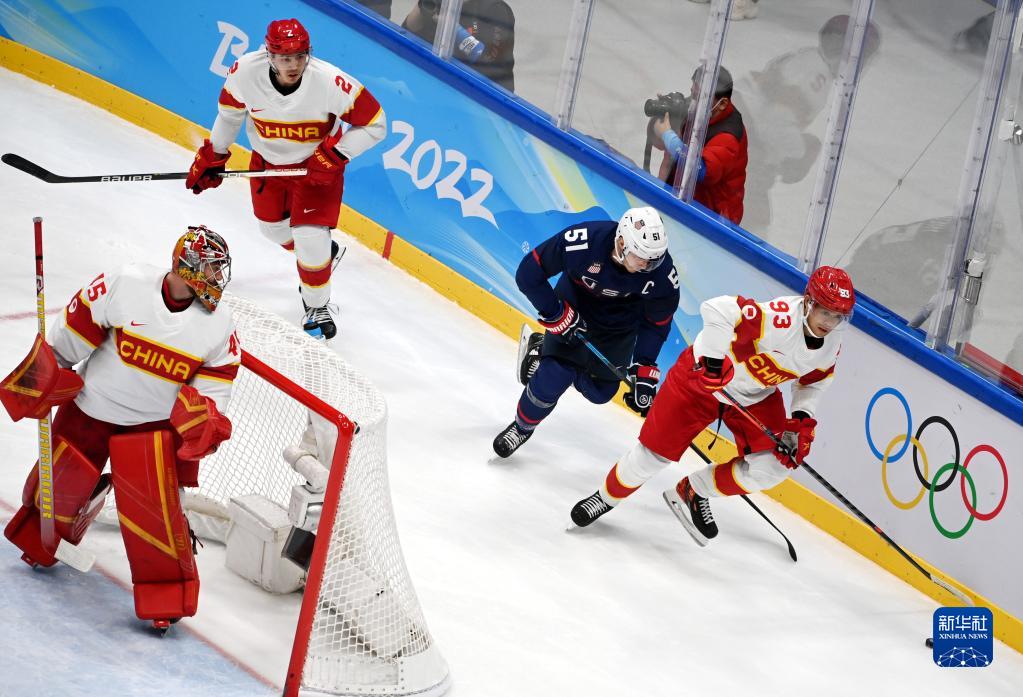 李紫恒 摄当日,在国家体育馆举行的北京2022年冬奥会男子冰球小组赛中