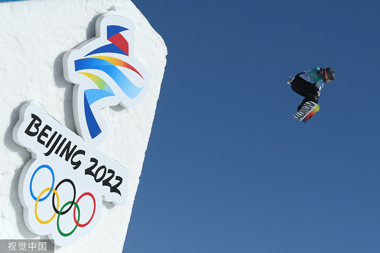 2月14日，2022北京冬奥会单板滑雪女子大跳台资格赛赛况。（图源：视觉中国）_副本.jpg