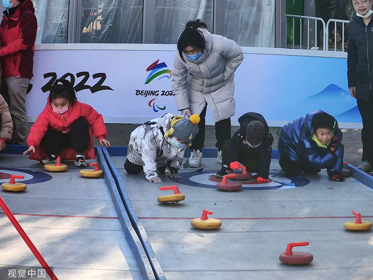 2月5日，北京，幾名兒童正在公園內玩旱地冰壺。（圖源：千龍圖像）_副本.jpg