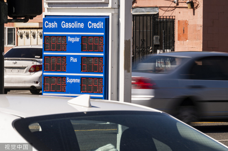 3月9日，美国加州一家加油站的燃油价格标牌。（图源：视觉中国）_副本.jpg