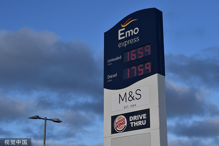 3月10日，英國安特里姆的一家加油站價格牌。（圖源：視覺中國）_副本.jpg