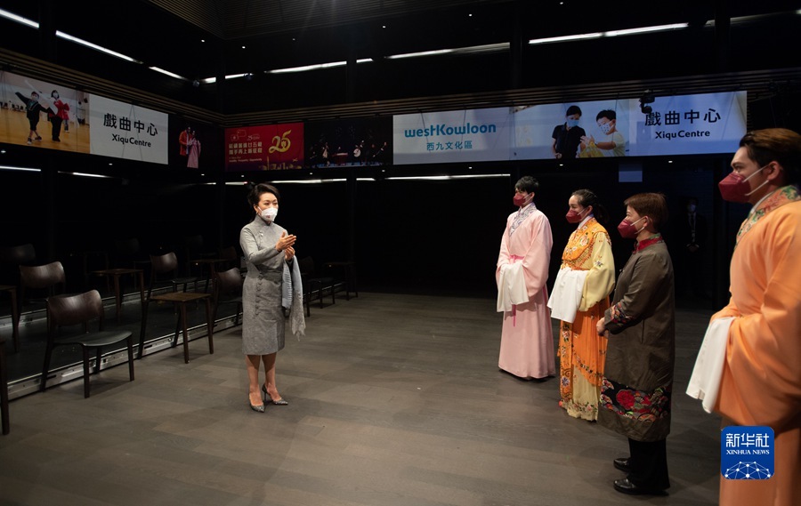 彭丽媛在位于香港西九文化区的戏曲中心了解文化区基本情况和发展历程