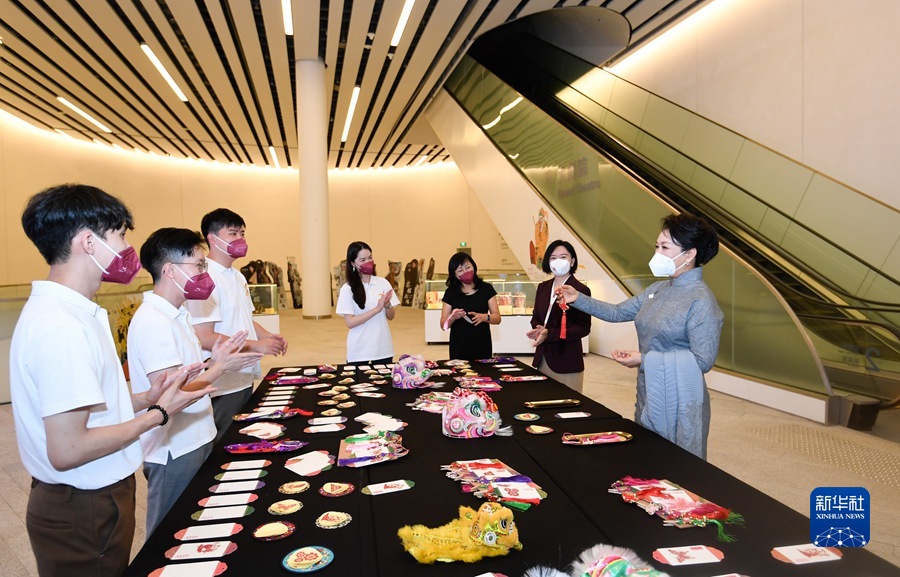 彭丽媛在位于香港西九文化区的戏曲中心了解文化区基本情况和发展历程