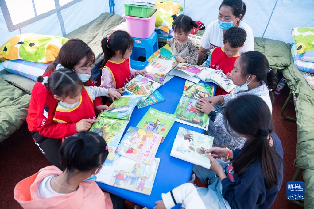 临时安置点里的孩子们