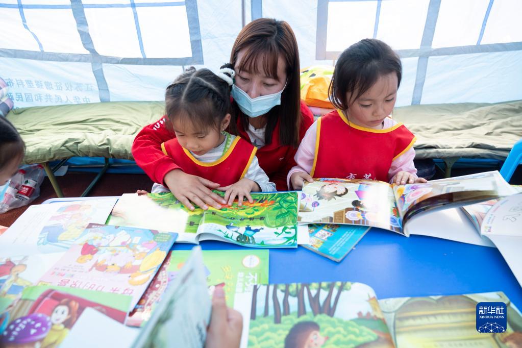 临时安置点里的孩子们