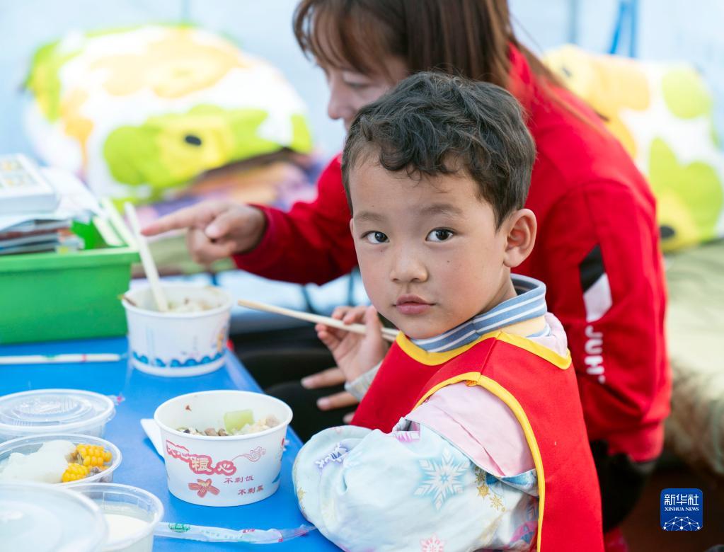 临时安置点里的孩子们