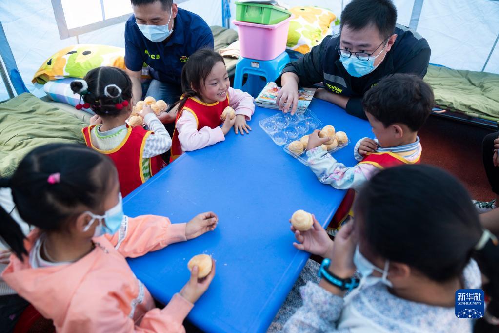 临时安置点里的孩子们