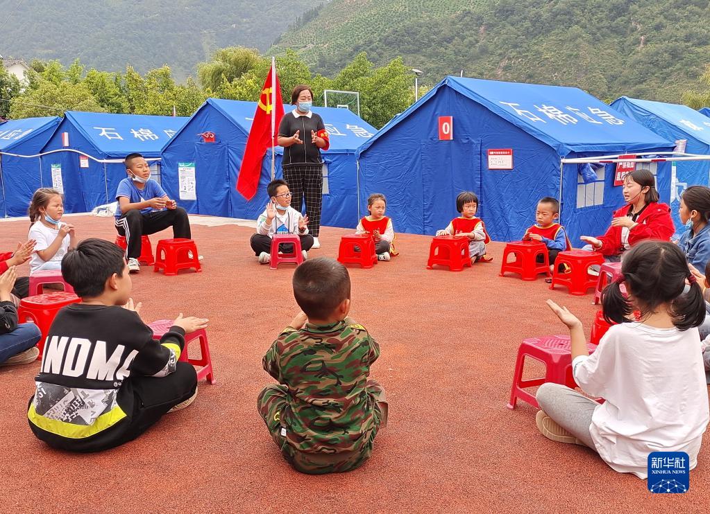 临时安置点里的孩子们