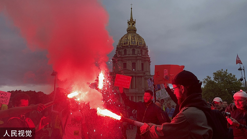 当地时间10月18日，法国举行大罢工，抗议能源危机、通胀加剧。（图源：人民视觉）_副本.jpg
