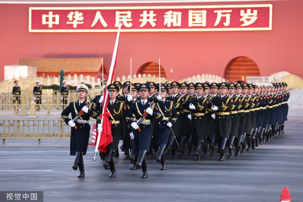 迎着2023第一缕曙光 天安门广场进行升旗仪式