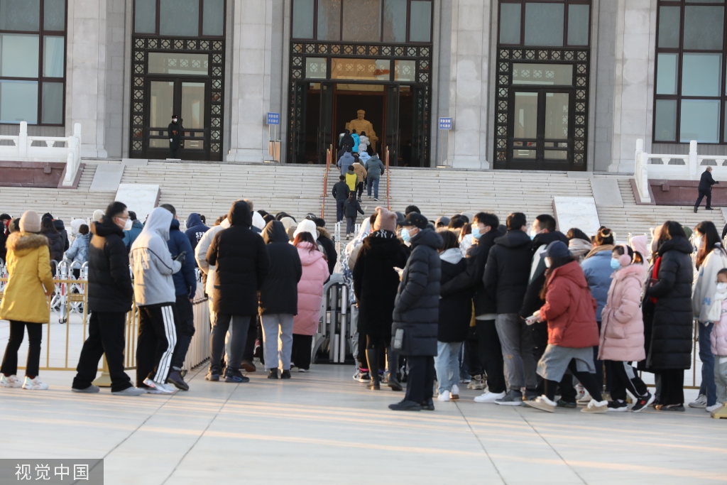 新年第一天 市民排队参观瞻仰毛主席纪念堂