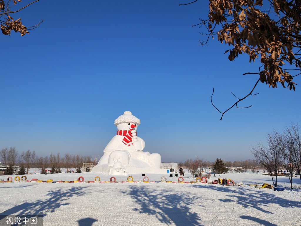 哈尔滨：18米高大雪人亮相松花江边