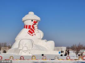 哈尔滨：18米高大雪人亮相松花江边