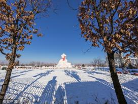 哈尔滨：18米高大雪人亮相松花江边