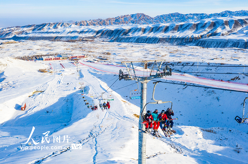 新疆阜康：假期尽享冰雪乐趣