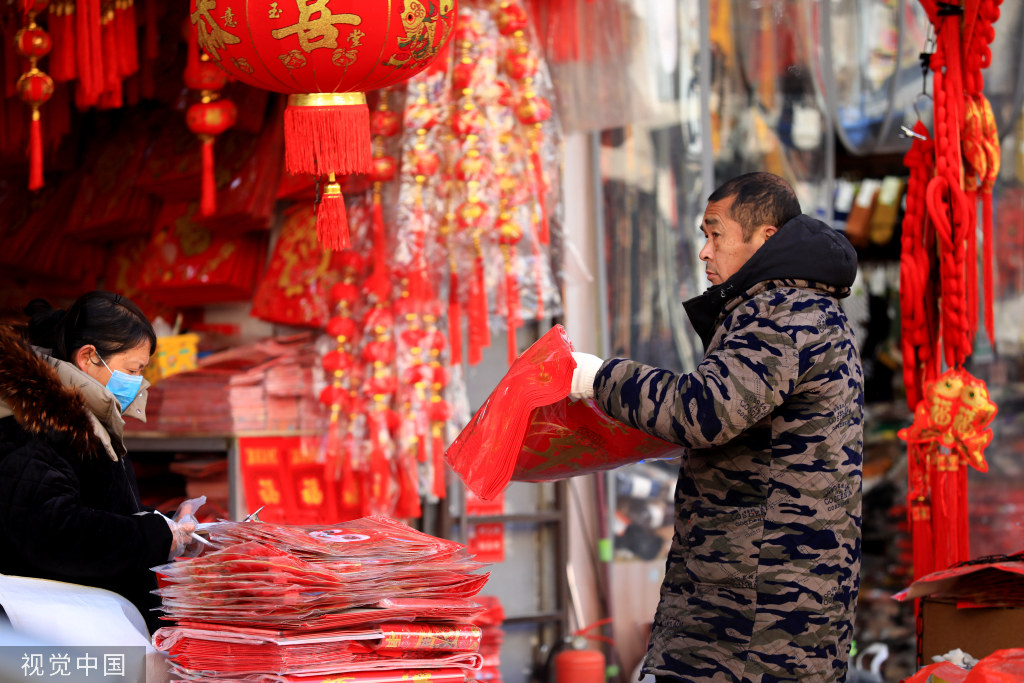 江苏淮安：市民小商品市场内选购各类新年饰品