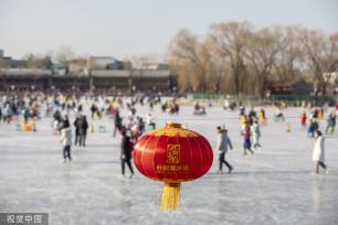 北京：元旦首日什刹海滑冰场人头攒动