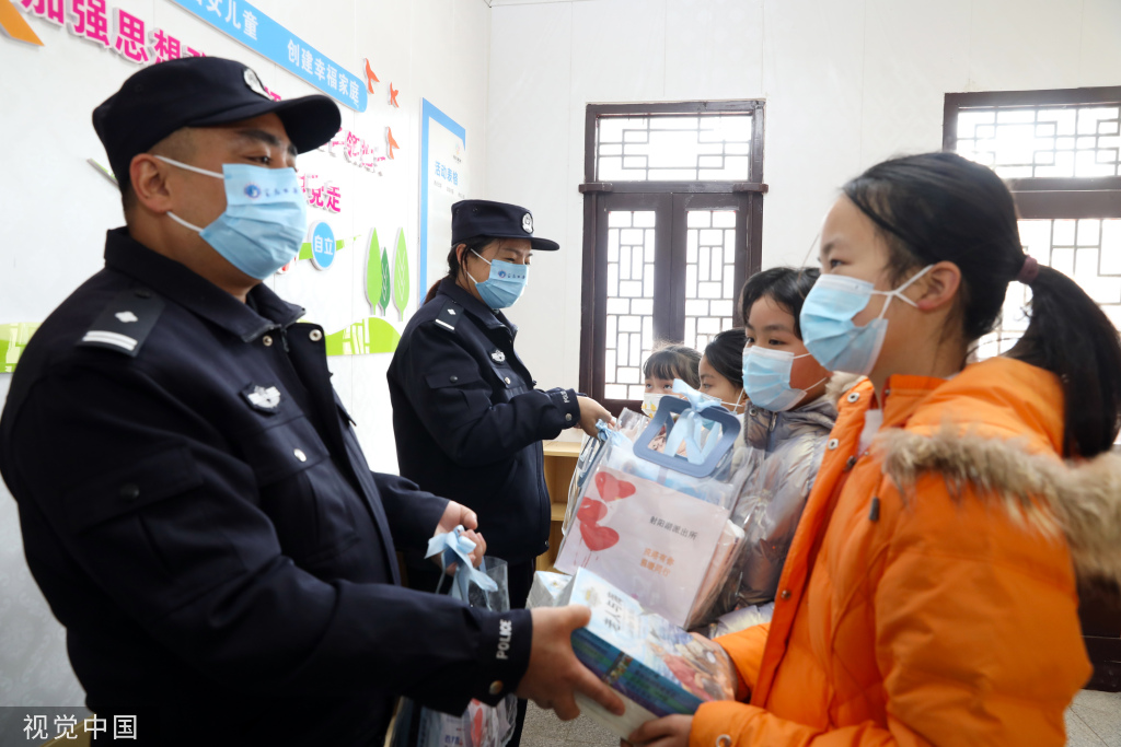 江苏宝应民警为贫困生发放暖心“大礼包”