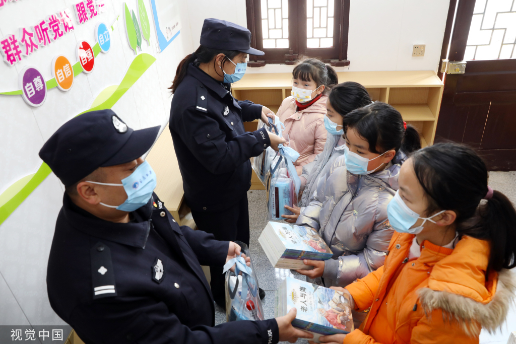 江苏宝应民警为贫困生发放暖心“大礼包”