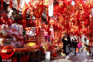 农村大集燃起人间烟火 红红火火充满年味