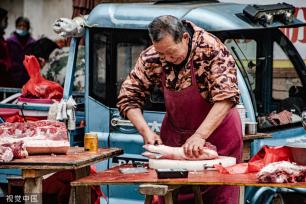 农村大集燃起人间烟火 红红火火充满年味