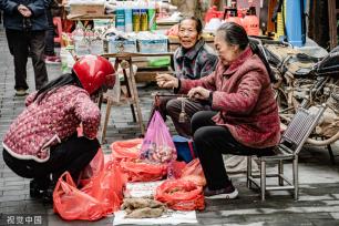 农村大集燃起人间烟火 红红火火充满年味