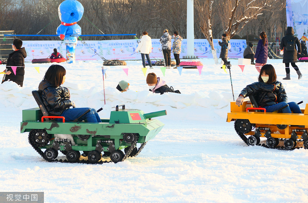 天津:市民在人工冰雪场玩耍 感受冰雪魅力