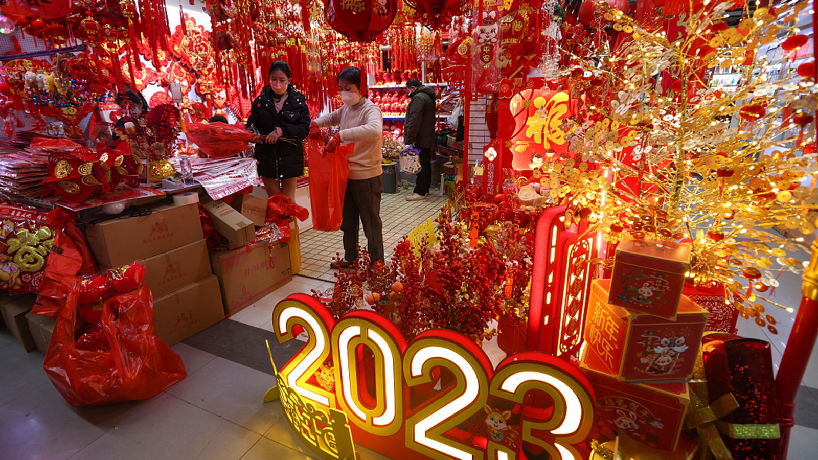 南京:市民采购新春饰品 年货市场生意红火