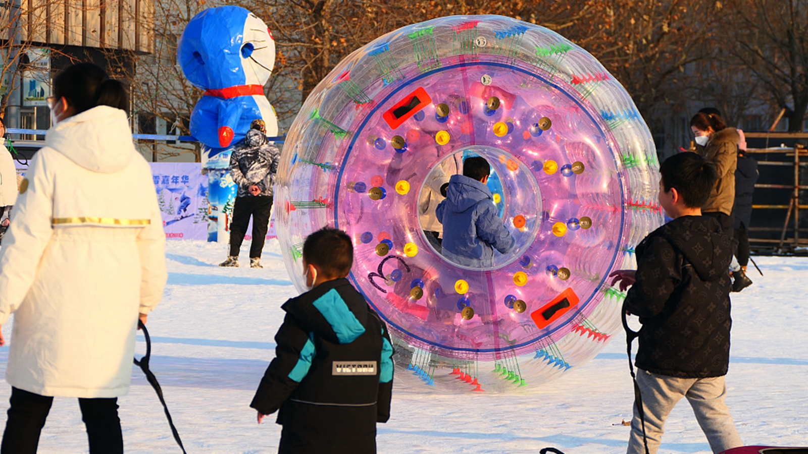 天津:市民在人工冰雪场玩耍 感受冰雪魅力