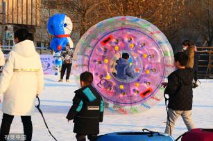 天津:市民在人工冰雪场玩耍 感受冰雪魅力