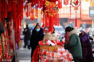 江苏淮安市民选购春节装饰 兔年元素饰品走俏年货市场