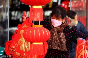 江苏淮安市民选购春节装饰 兔年元素饰品走俏年货市场
